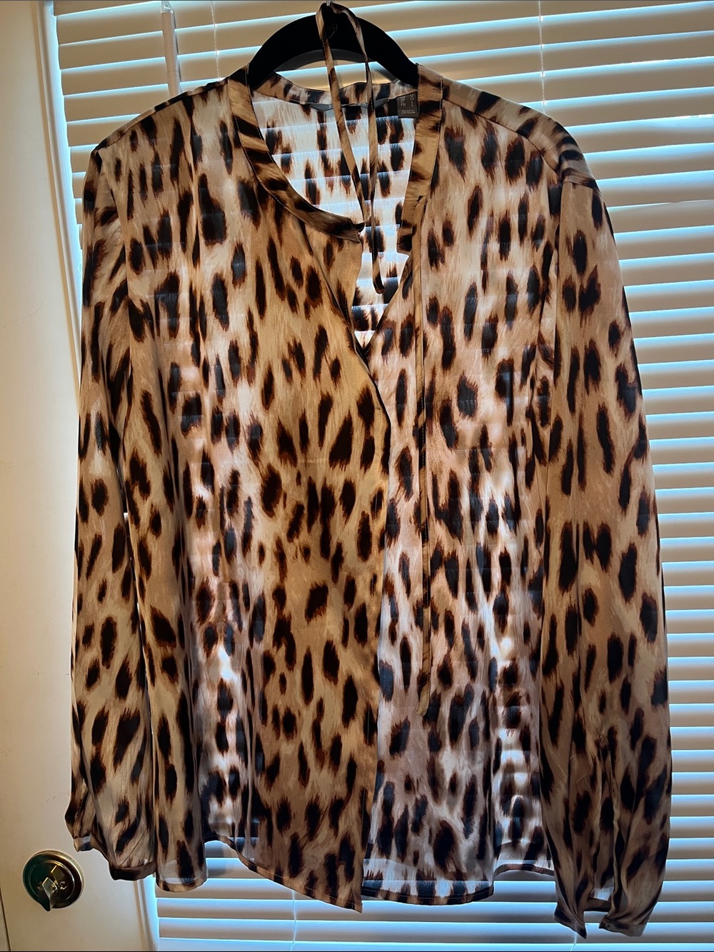 Lisa Rinna leopard top - Picture 2 of 5